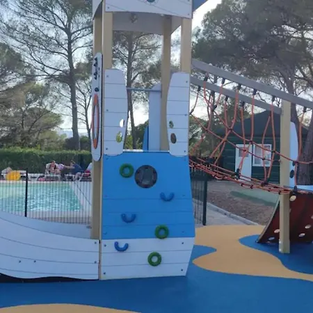De Tennis Piscine Aire De Jeux Apartmán