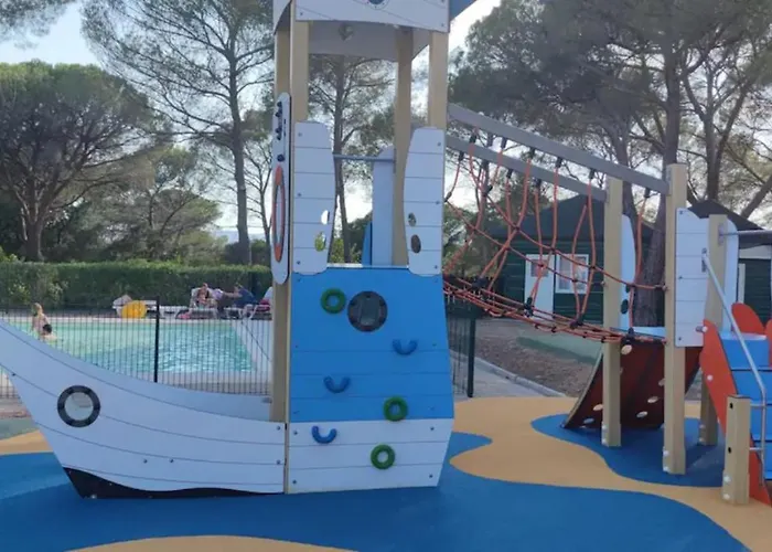 De Tennis Piscine Aire De Jeux Апартаменты